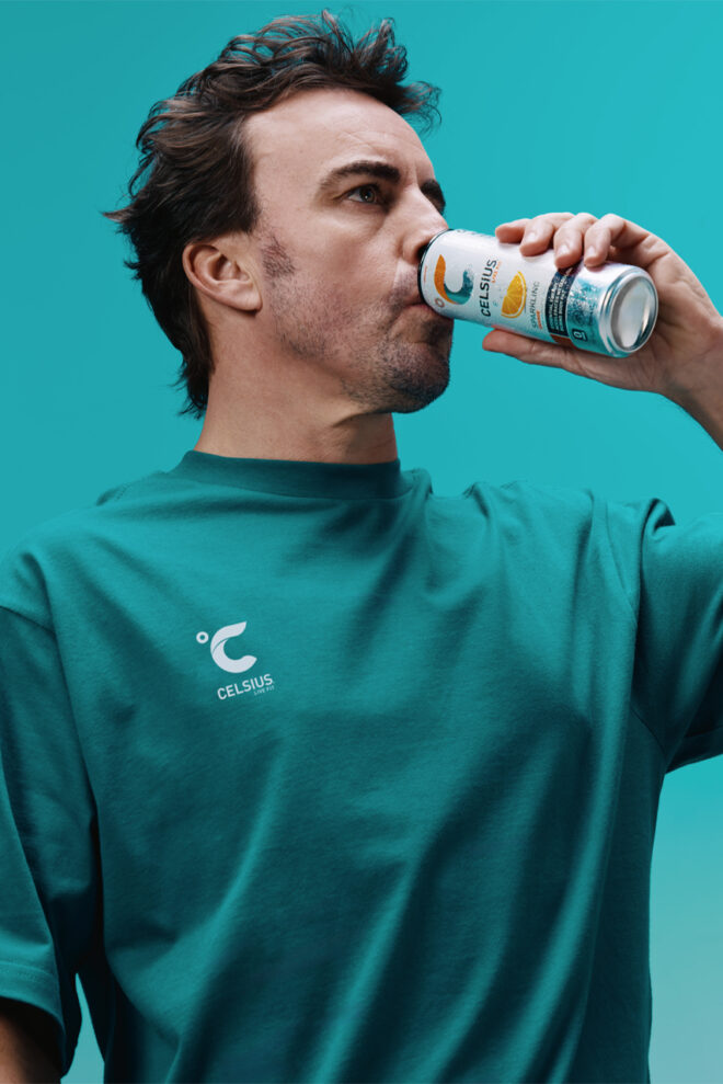 アストンマーティンF1の公式エナジードリンク『セルシウス』を飲むフェルナンド・アロンソ（アストンマーティン）