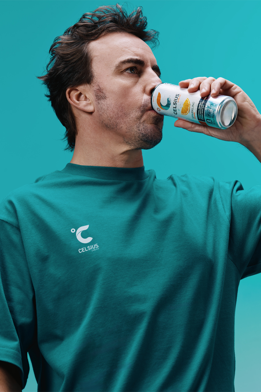 アストンマーティンF1の公式エナジードリンク『セルシウス』を飲むフェルナンド・アロンソ（アストンマーティン）