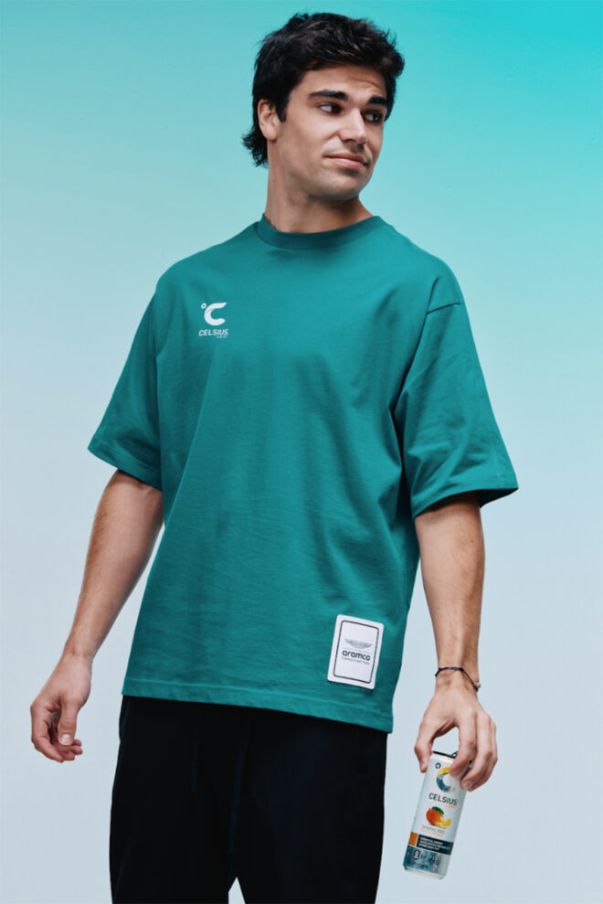 アストンマーティンF1の公式エナジードリンク『セルシウス』を手にするランス・ストロール（アストンマーティン）