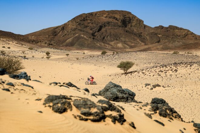 満身創痍で走り抜いた夢のダカール。藤原慎也が初挑戦で見事完走「何度もヘルメットの中で泣いた」と応援に感謝