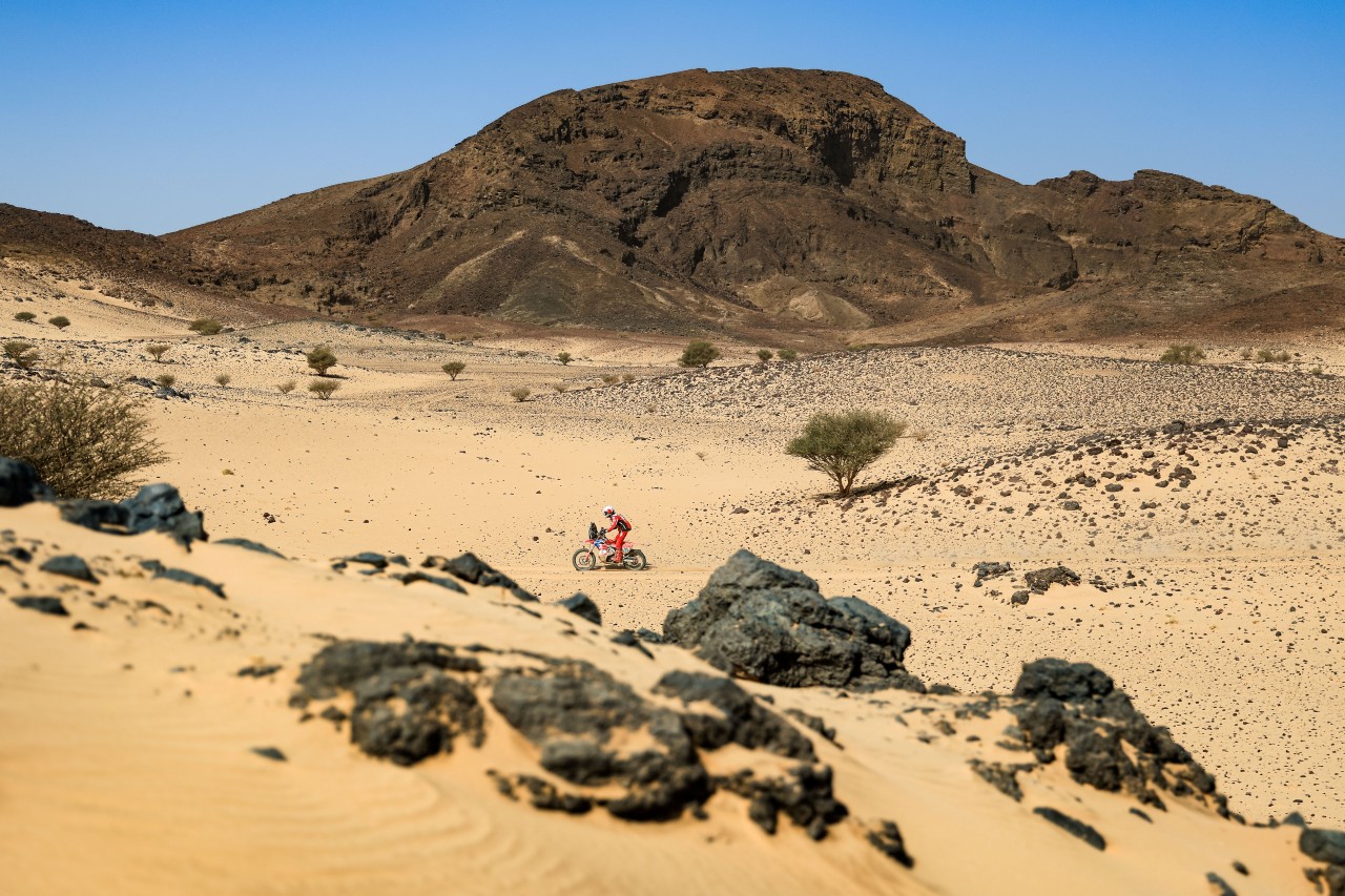 満身創痍で走り抜いた夢のダカール。藤原慎也が初挑戦で見事完走「何度もヘルメットの中で泣いた」と応援に感謝