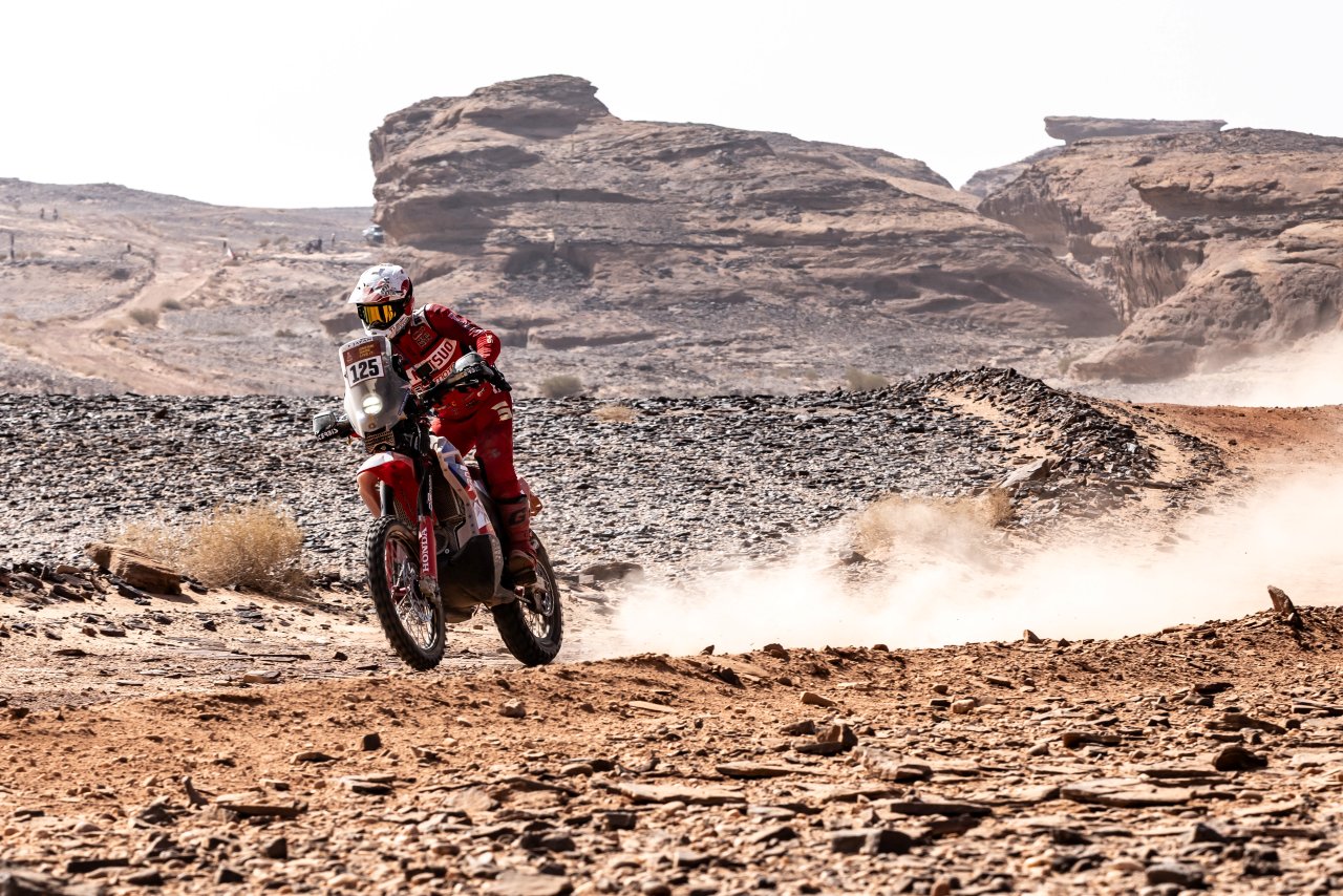 満身創痍で走り抜いた夢のダカール。藤原慎也が初挑戦で見事完走「何度もヘルメットの中で泣いた」と応援に感謝