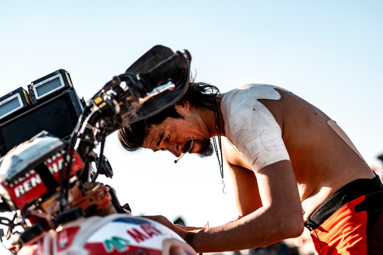 満身創痍で走り抜いた夢のダカール。藤原慎也が初挑戦で見事完走「何度もヘルメットの中で泣いた」と応援に感謝