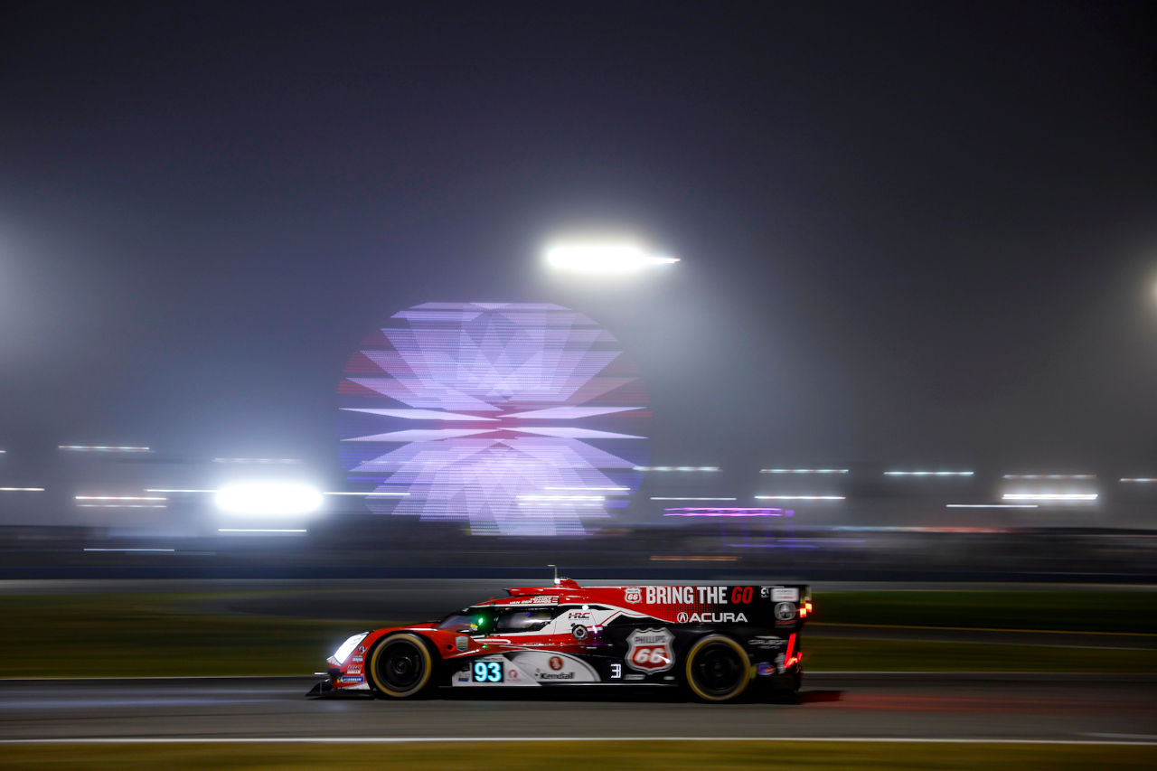 ポルシェ・ペンスキー、1.5秒差でライバル退けデイトナ24時間レース3連覇を達成。太田格之進組アキュラは5位【後半レポート】