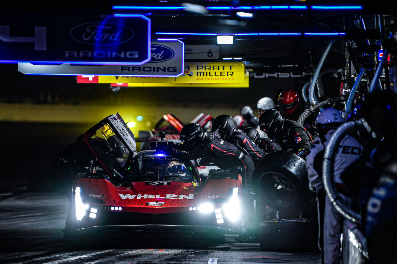 ポルシェ・ペンスキー、1.5秒差でライバル退けデイトナ24時間レース3連覇を達成。太田格之進組アキュラは5位【後半レポート】