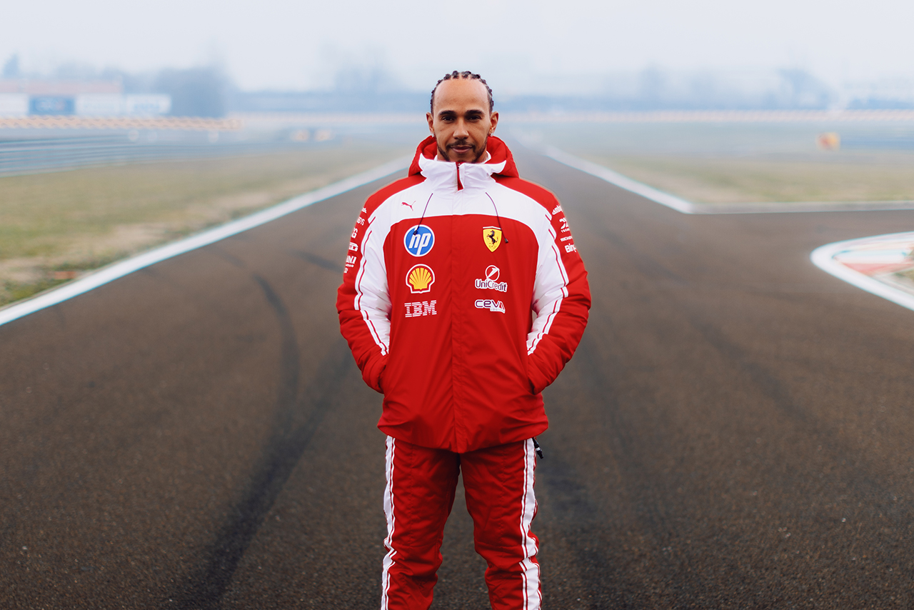 プーマ製チームウェアを着用するルイス・ハミルトン（フェラーリ）