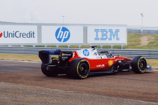 フィオラノ・サーキットの看板にはスクーデリア・フェラーリのパートナー企業のロゴが並ぶ