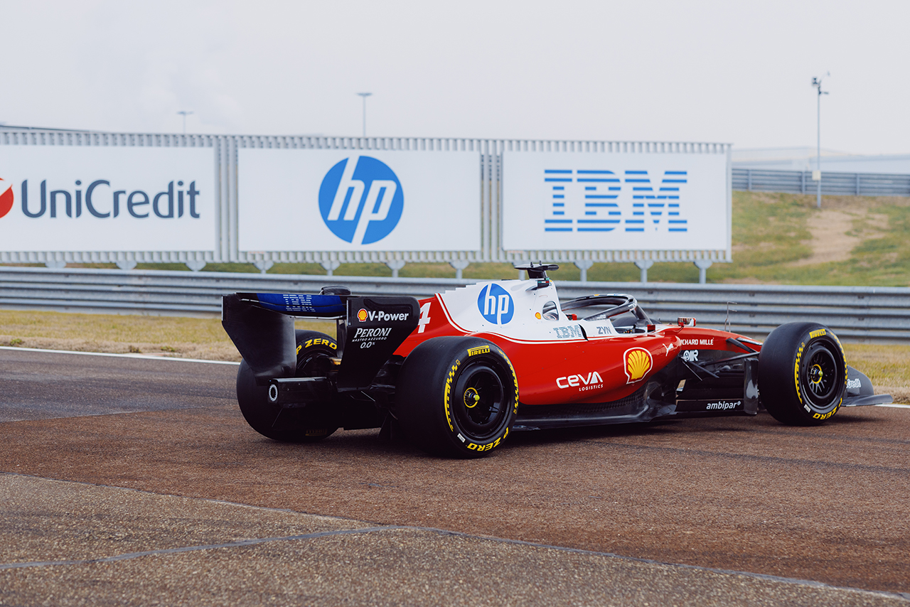 フィオラノ・サーキットの看板にはスクーデリア・フェラーリのパートナー企業のロゴが並ぶ