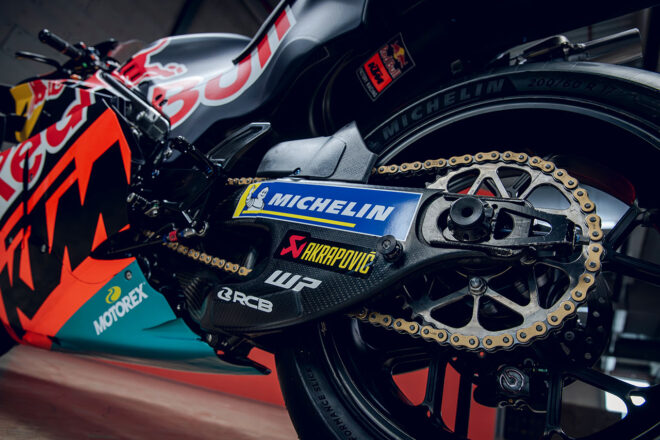 レッドブルKTMファクトリー・レーシング、2026年型マシンをアンベイル。ビンダーとアコスタのコンビ継続／MotoGP