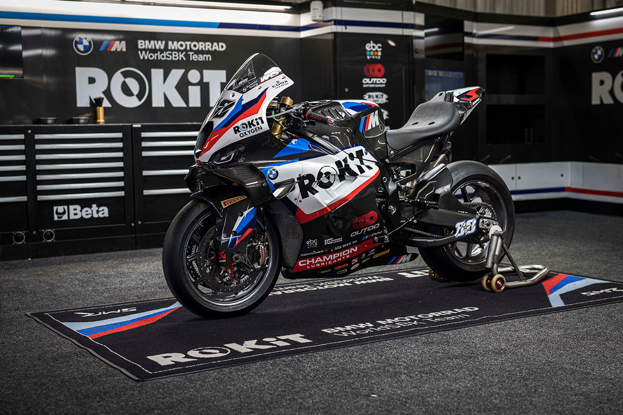 SBK：BMWが2026年仕様のM1000RRを披露。元MotoGPのオリベイラとペトルッチのコンビに一新