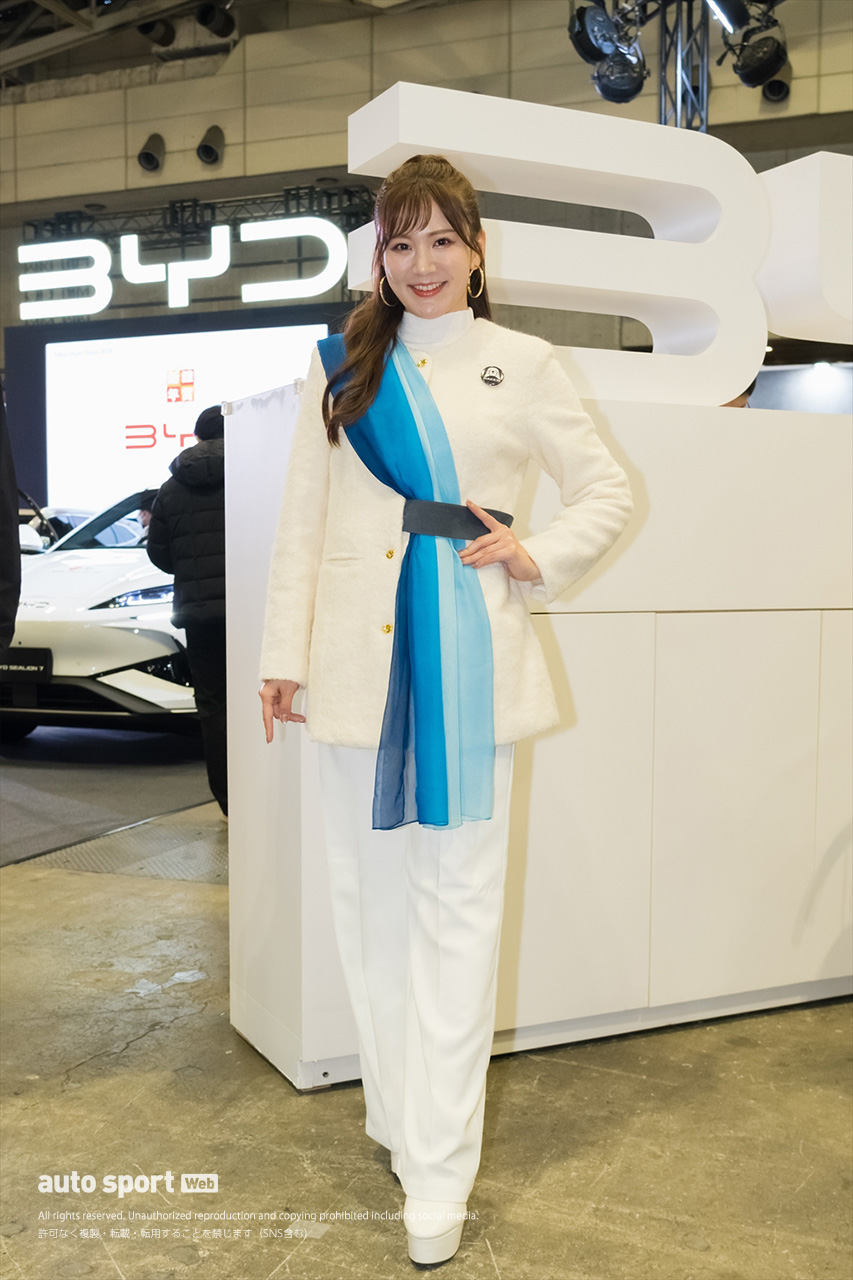 東京オートサロン2026ギャラリー 那津あやこ／BYD