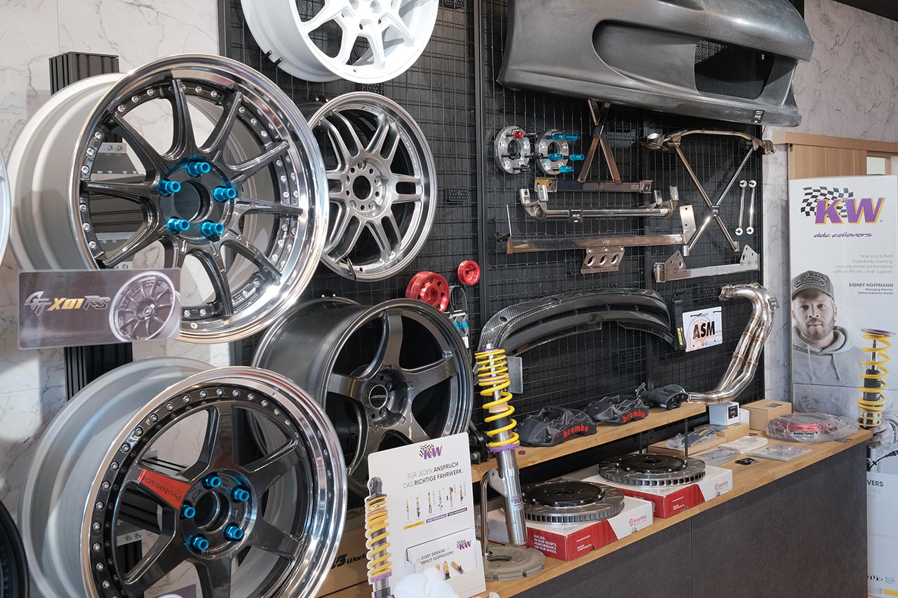 綾瀬市にオープンした『B-Max Custom Factory』はクルマ好きのためのショップ「いろんな形でクルマで遊びたい人のために」