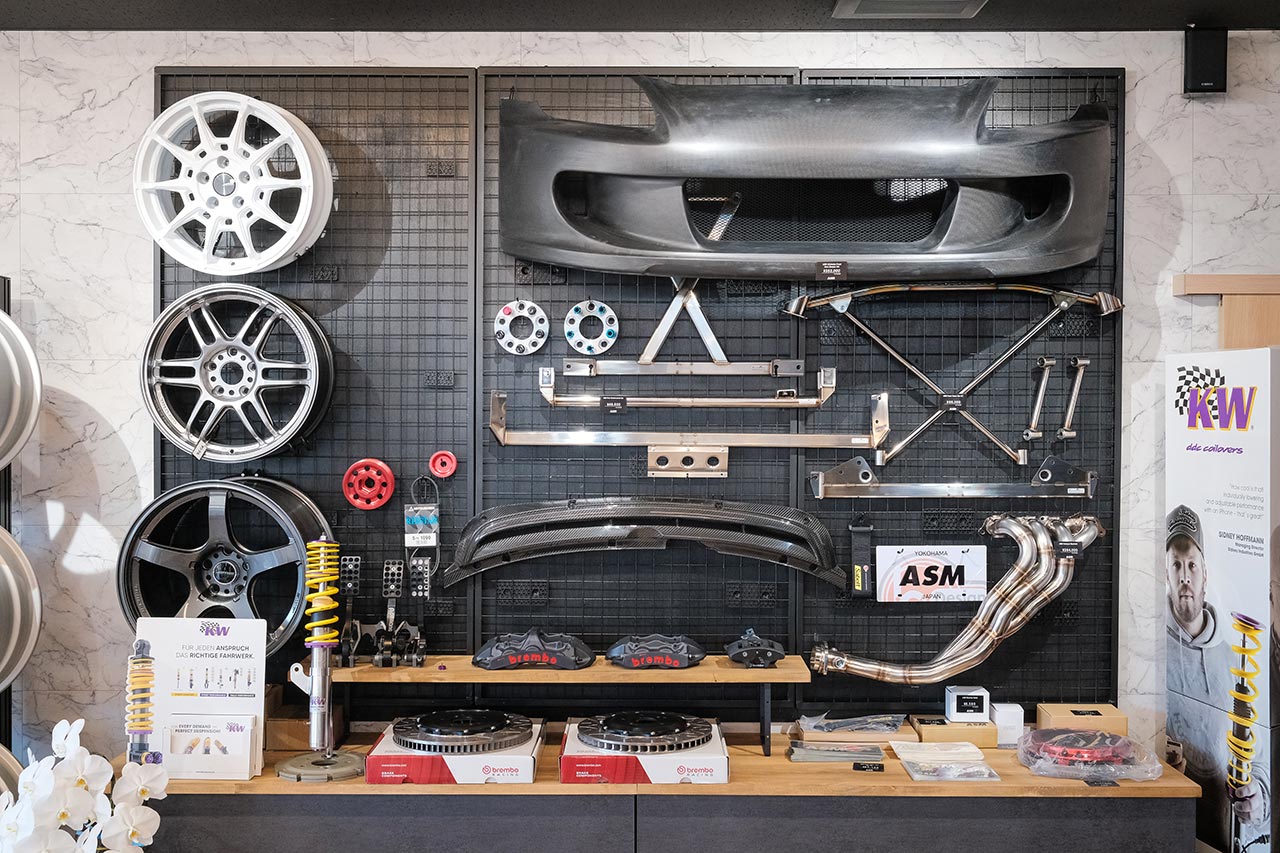 綾瀬市にオープンした『B-Max Custom Factory』はクルマ好きのためのショップ「いろんな形でクルマで遊びたい人のために」