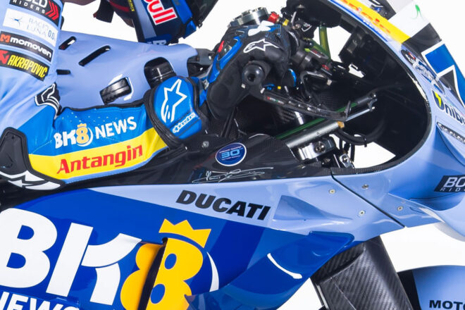 グレシーニ・レーシングが2026年のカラーリングを公開。右手の下には創立者を偲ぶチーム30周年ロゴ／MotoGP