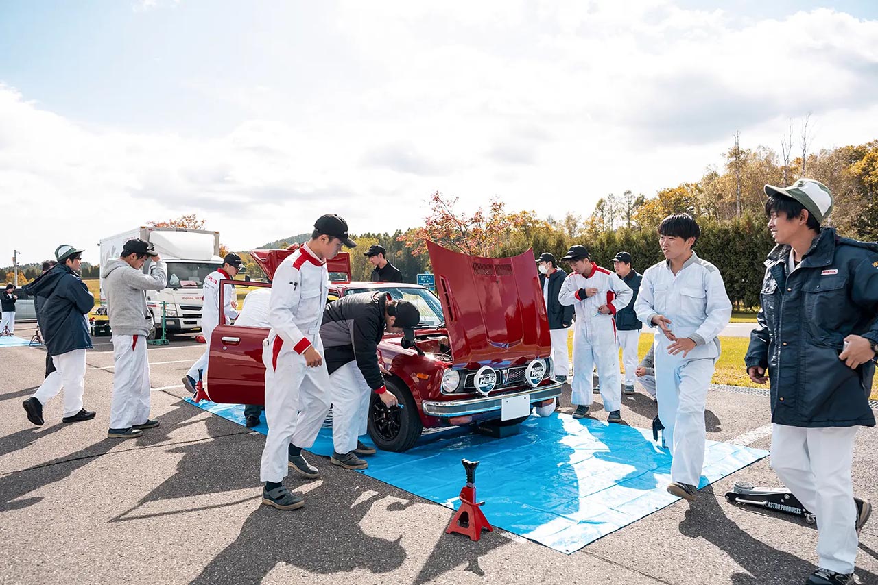 【動画】創立50周年のホンダ学園の学生たちが初代シビックをレストア。佐藤琢磨とともにラリー・モンテカルロ・ヒストリックに挑む