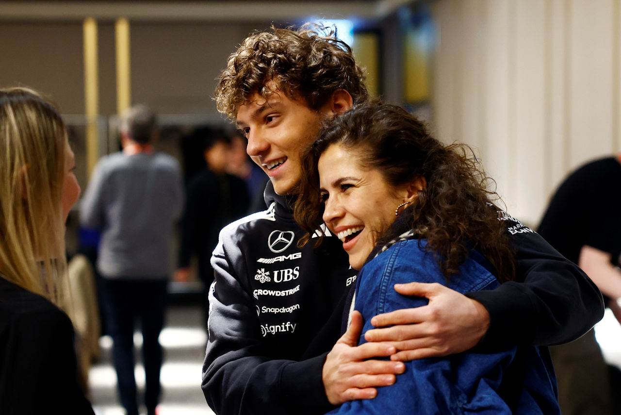 アンドレア・キミ・アントネッリ（メルセデス）とメディアオフィサーを務めるロサ・エレーロ・ベネガス