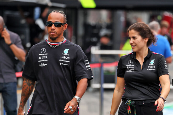 ルイス・ハミルトン（メルセデス）とプレスオフィサーのロサ・エレーロ・ベネガス