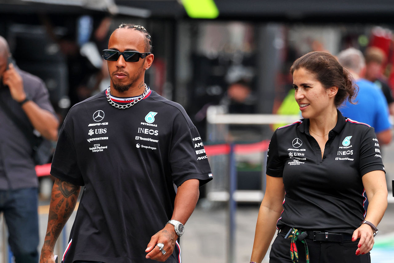 ルイス・ハミルトン（メルセデス）とプレスオフィサーのロサ・エレーロ・ベネガス