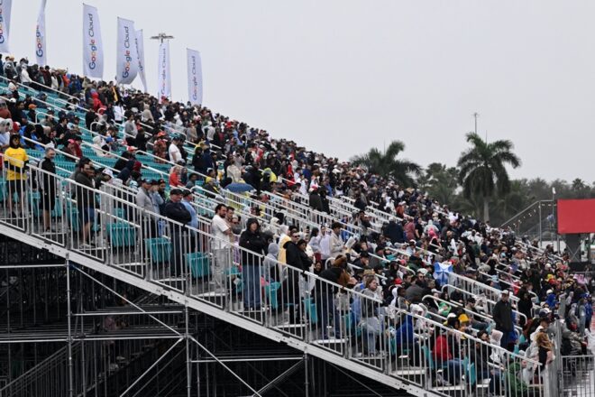 雨の中レースを見守る観客