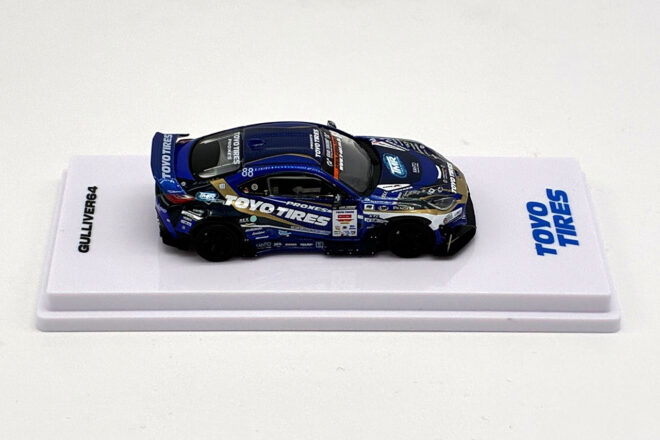 D1GP参戦のTeam TOYOTIRES DRIFT GR86を精巧に再現した1／64ミニカーが登場