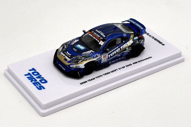 D1GP参戦のTeam TOYOTIRES DRIFT GR86を精巧に再現した1／64ミニカーが登場