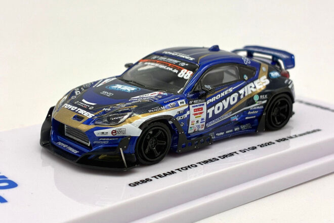 D1GP参戦のTeam TOYOTIRES DRIFT GR86を精巧に再現した1／64ミニカーが登場