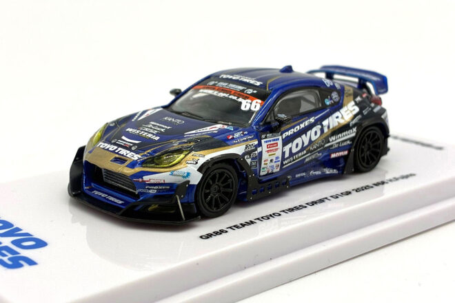 D1GP参戦のTeam TOYOTIRES DRIFT GR86を精巧に再現した1／64ミニカーが登場