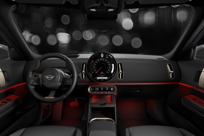 ミニ、人気SUV『カントリーマン』にダークな装いの“Shadow Edition”を設定。JCWトリムも装備