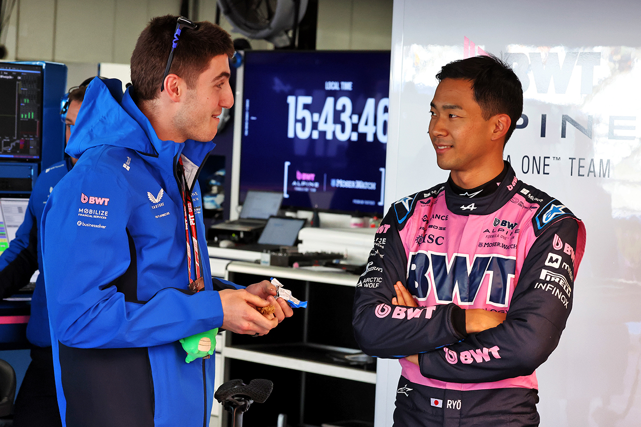 2025年F1第3戦日本GP ジャック・ドゥーハンと、彼の車両でFP1に出走した平川亮（アルピーヌ）