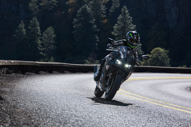カワサキ、新型『Ninja 500』を発表。実用性を重視したライトスポーツクラスの新世代モデル