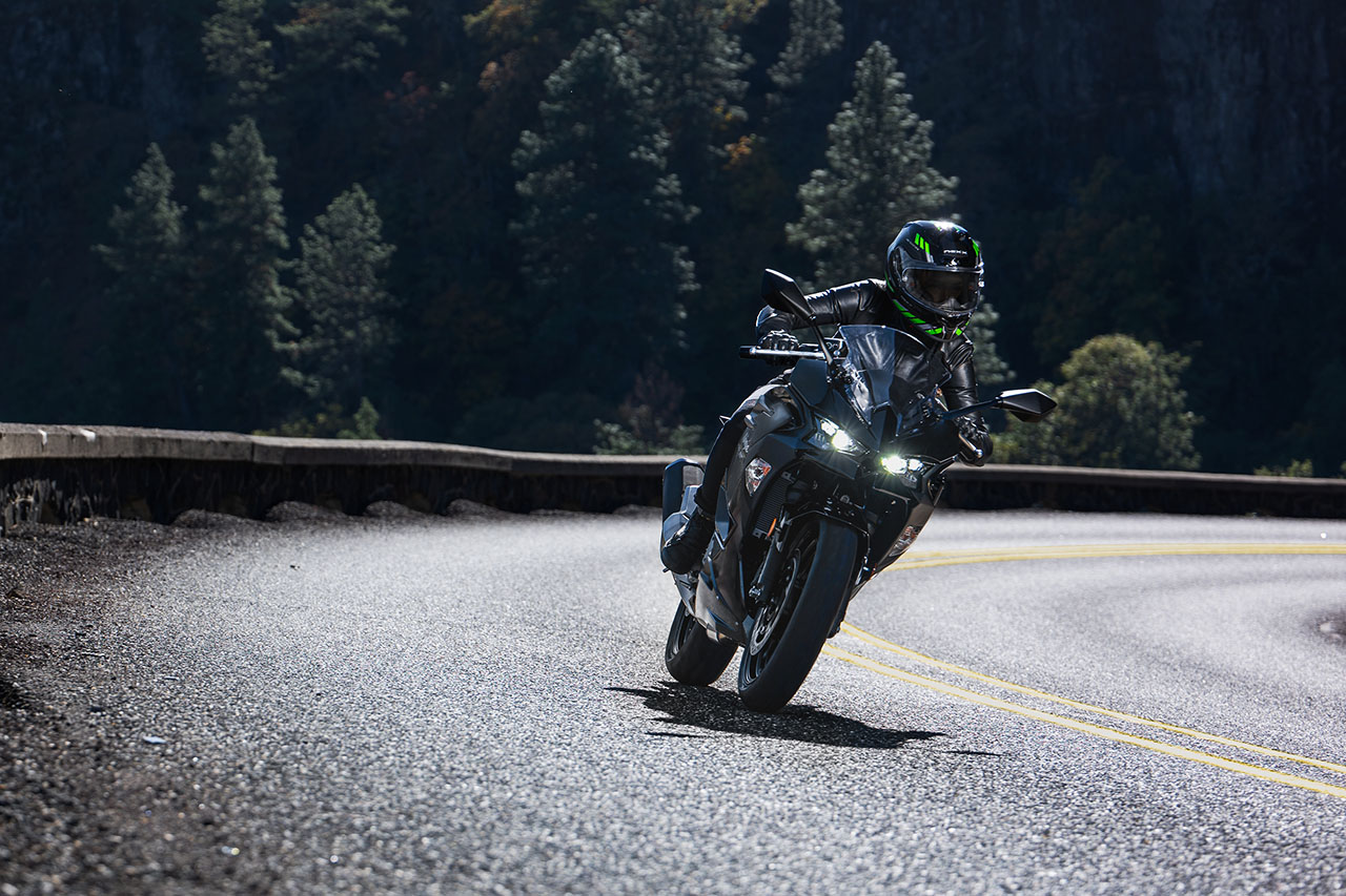 カワサキ、新型『Ninja 500』を発表。実用性を重視したライトスポーツクラスの新世代モデル