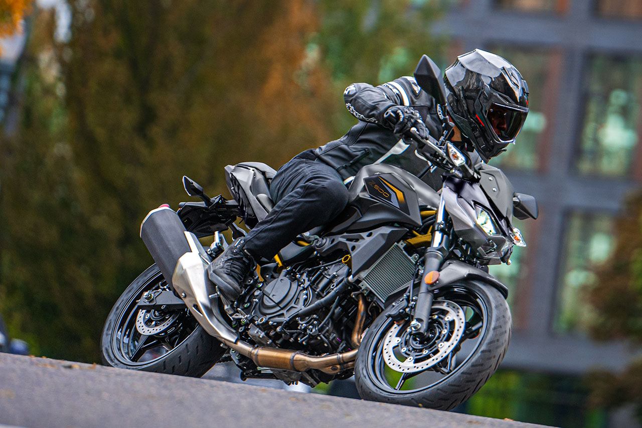 カワサキ、スーパーネイキッドの新型『Z500』を発表。2月28日より発売