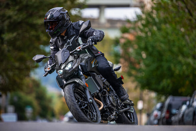 カワサキ、スーパーネイキッドの新型『Z500』を発表。2月28日より発売