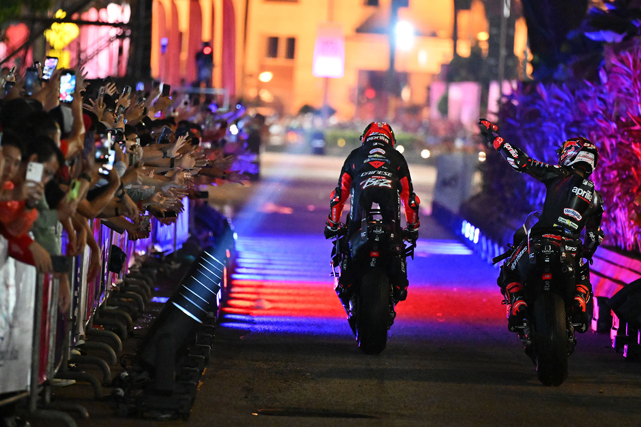 MotoGP、マレーシアで『シーズンローンチ』開催。雨のクアラルンプールをMotoGPマシンが疾走