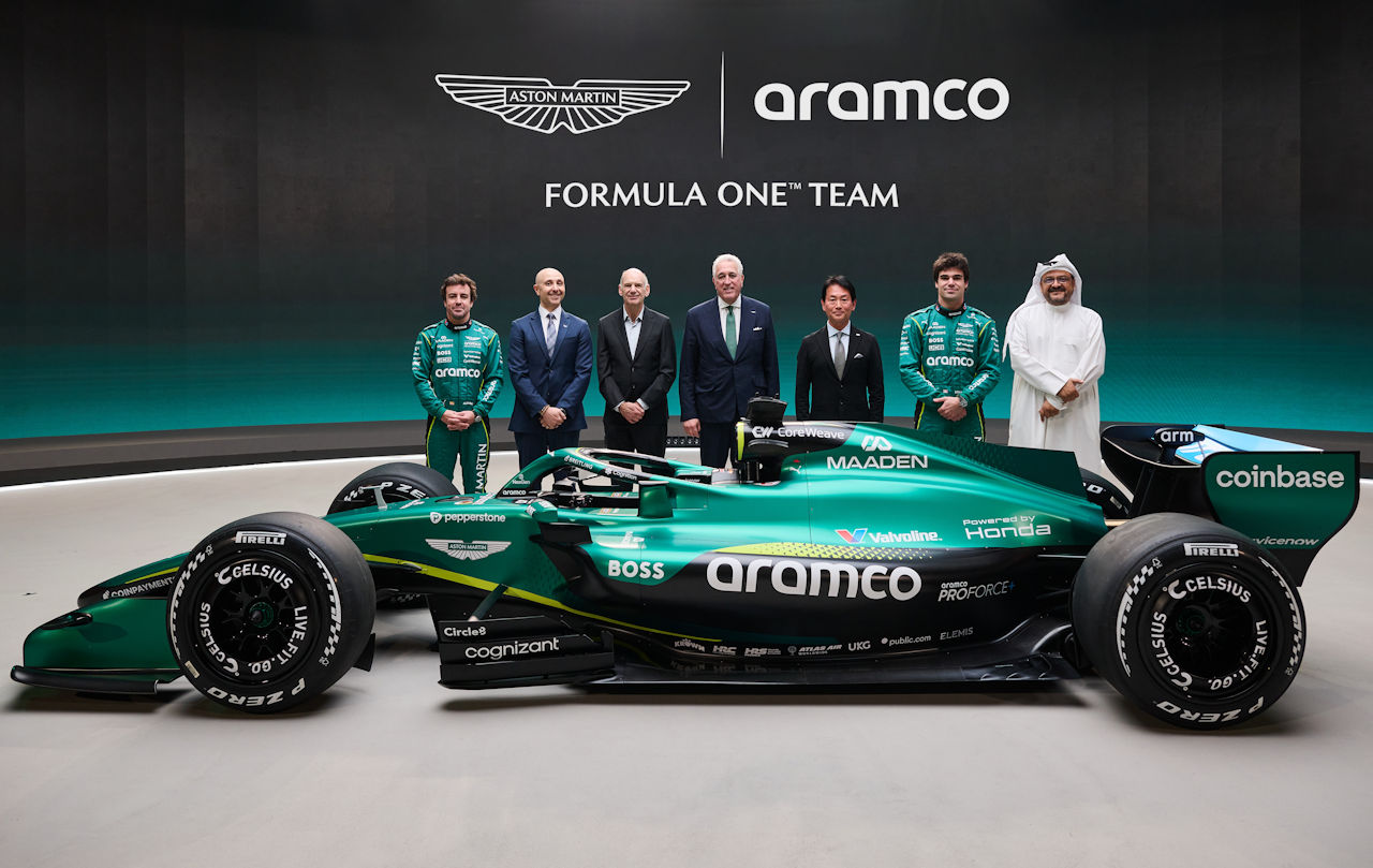 アストンマーティンの2026年型F1マシン『AMR26』のカラーリング発表会