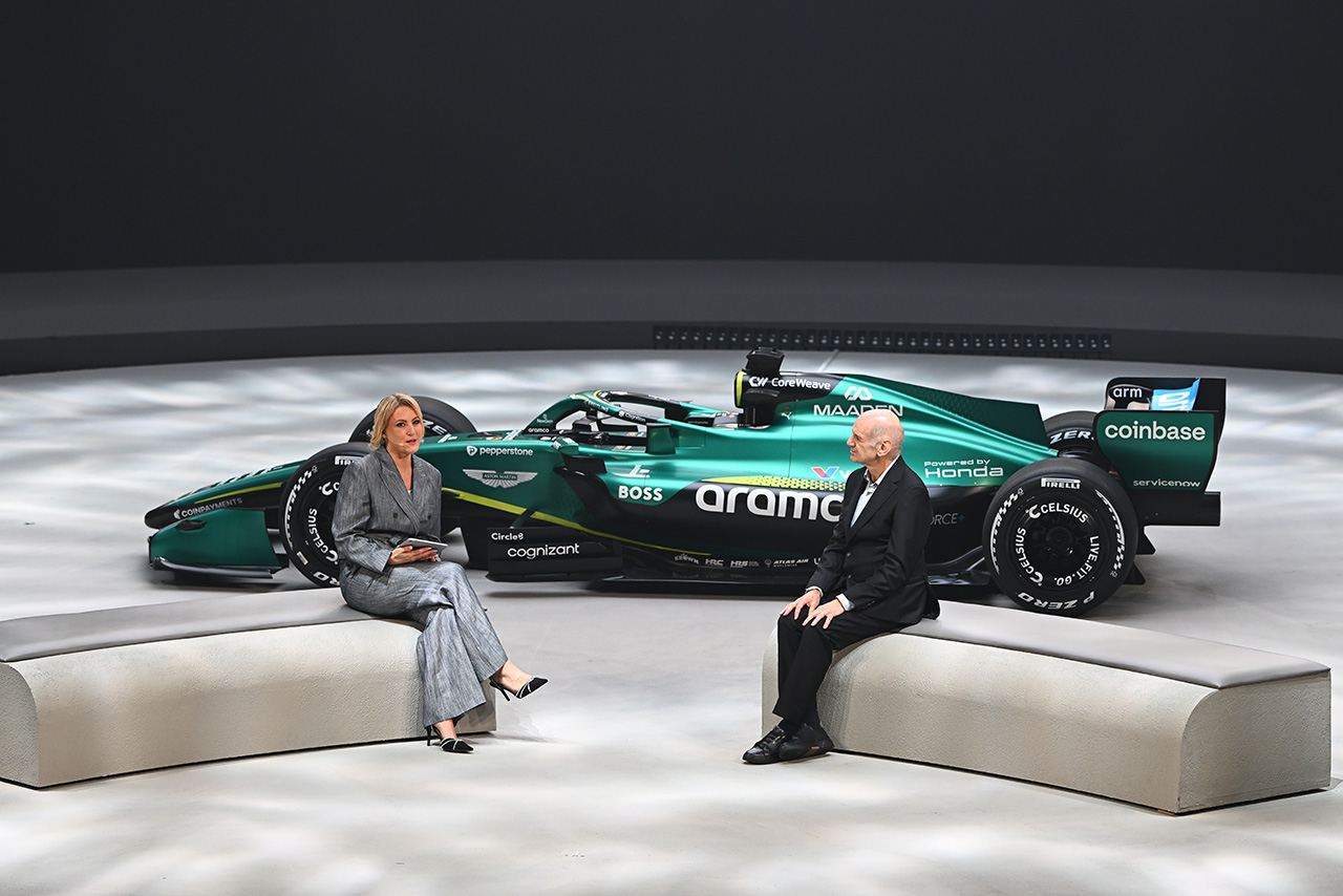 アストンマーティンの2026年型マシン『AMR26』のカラーリング発表会