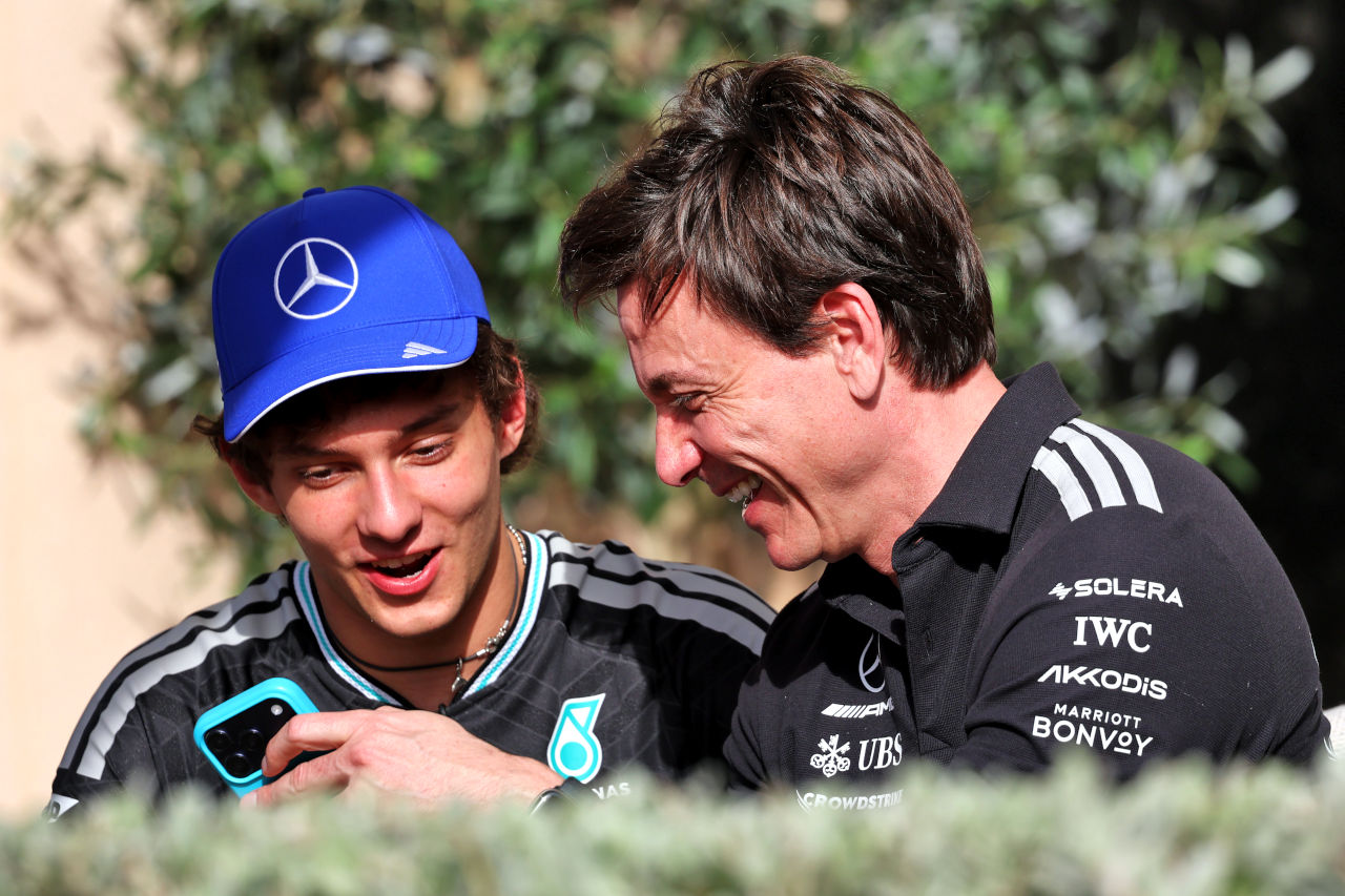 アンドレア・キミ・アントネッリがF1テスト直前に公道でクラッシュ。支給されたばかりのメルセデスAMG GTが走行不能に