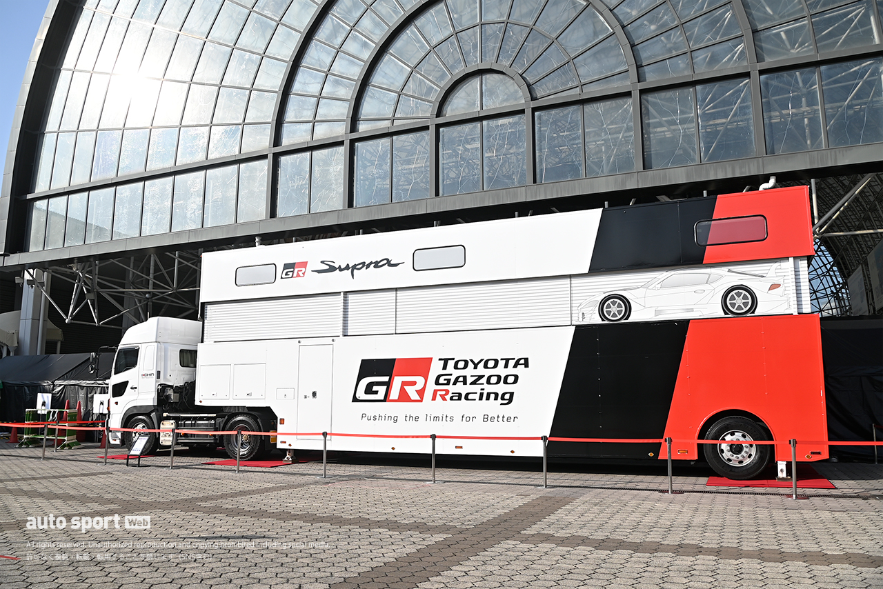 ステージ後ろにはTOYOTA GAZOO Racingのトランポも設置されているので、こちらもお見逃しなく！