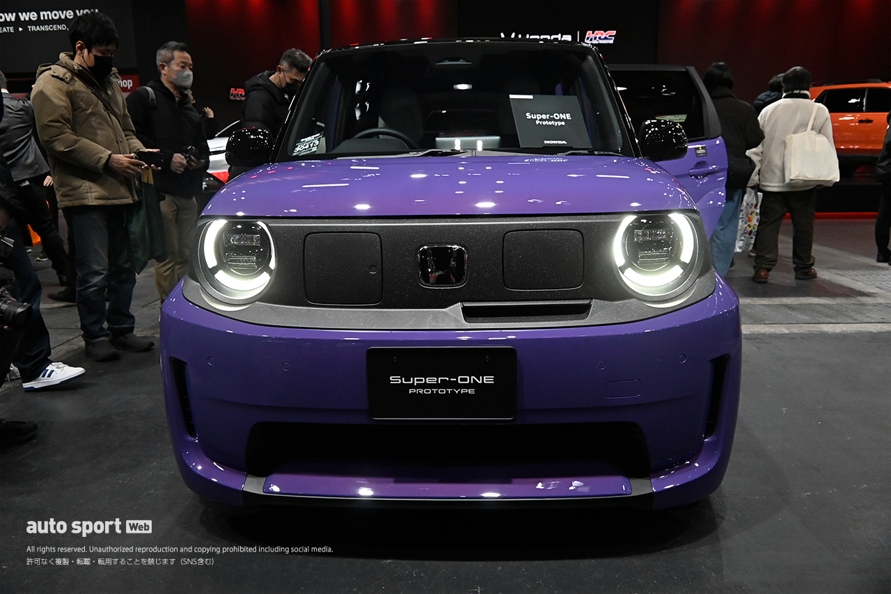 小型EVのSuper-ONE Prototype。奇抜な色合いをしていますが、ホンダのNシリーズの遺伝子を継いでいるようなライトの形が思わず可愛く、女性人気も高そうです。