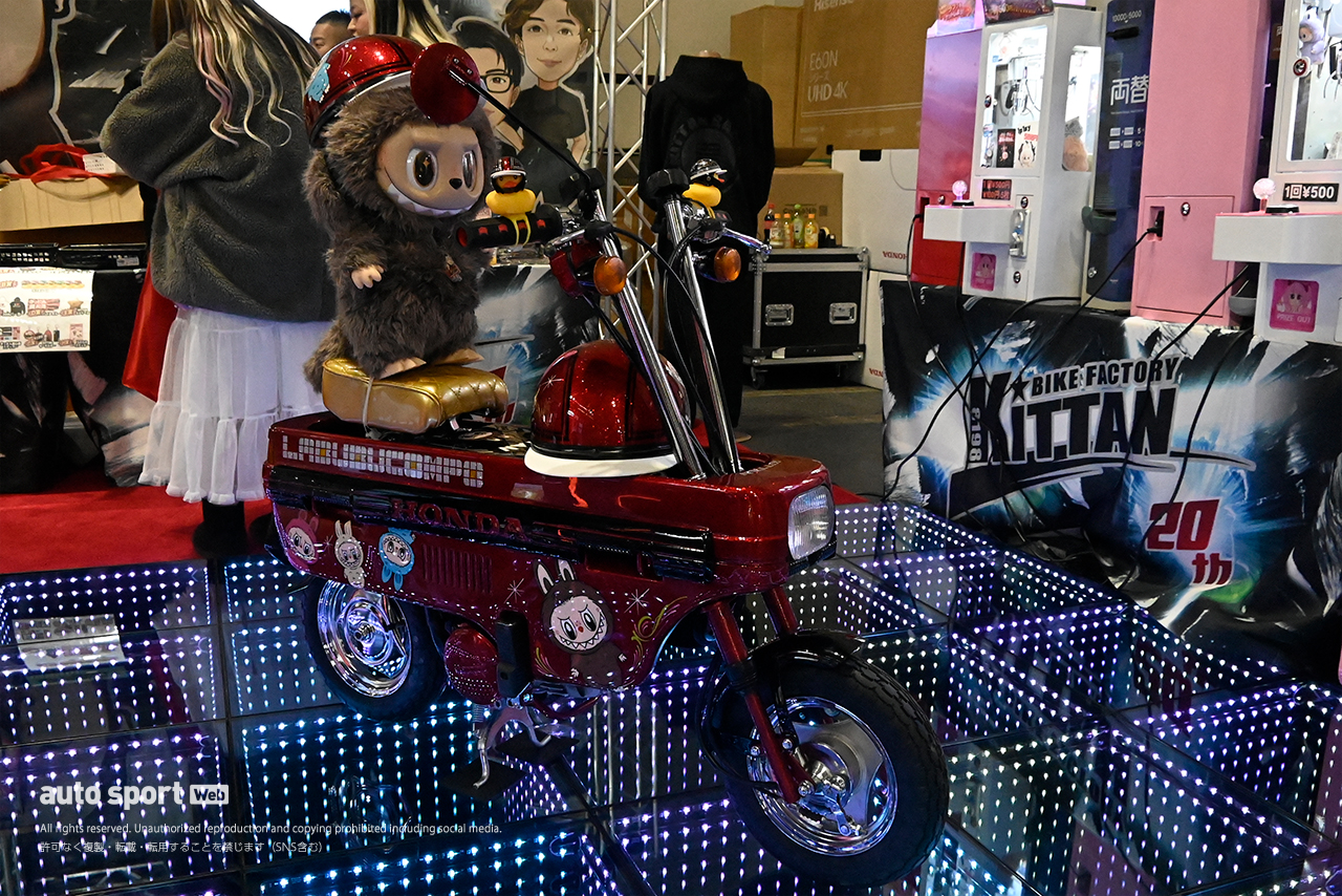 昨年、巷でブームを巻き起こした『ラブブ』がさまざまなブースにいました。KITTANさんではバイクにまたがる愛らしい姿も。賛否両論ありますが、筆者は可愛いと思っている派です……