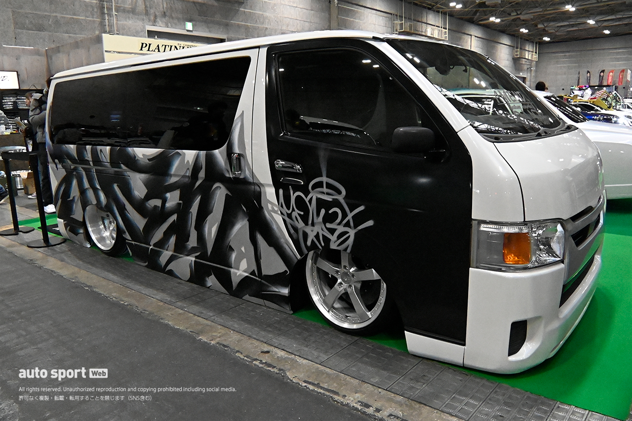 こちらは『AMEND 着地ハイエース2026』とのことで、シャコタンを通り越して本当に着地していました