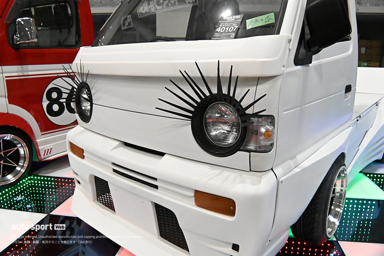 他のブースにはおめかししたスズキのキャリーと思われる車両には。ふさふさの束間まつ毛が生えていて、「う、羨ましい！」と眺めていました（笑）