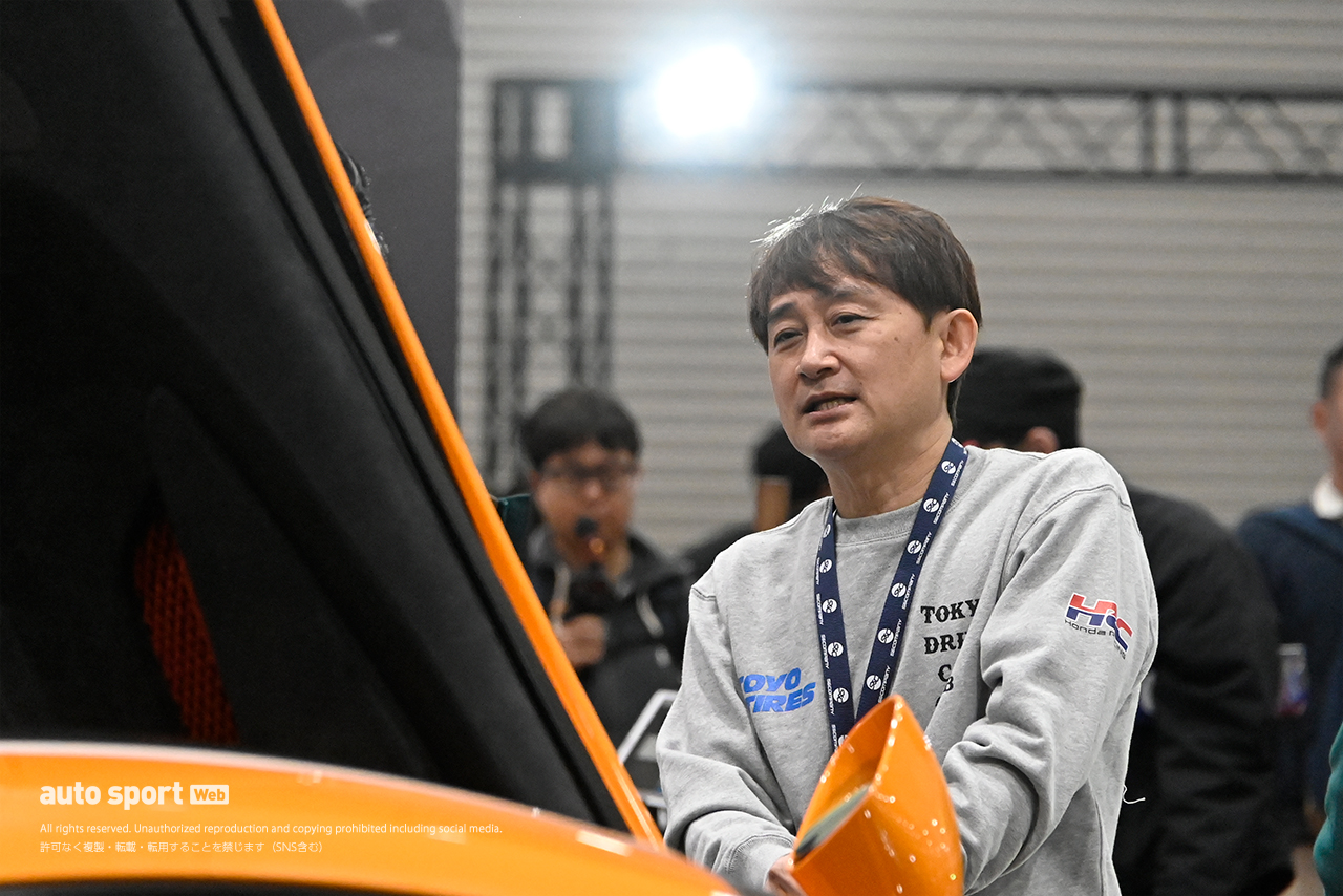 道上龍選手が世界ツーリングカー選手権に参戦していた際の車両も展示されており、ご本人も居合わせておりました。車両に乗り込み何やらお話をされている様子も。