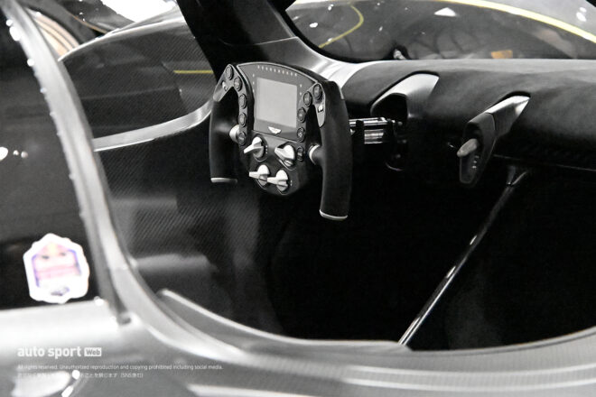 ステアリングもパシャリ。スタイリッシュでかっこいい!