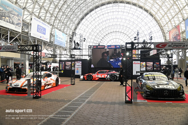 正面出入り口を入るとすぐにスーパーGTブースがあります