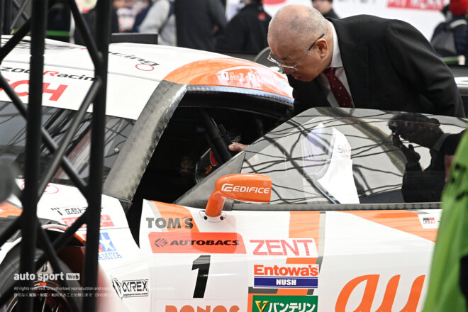 2025年スーパーGT G T500のチャンピオンマシンau TOM’S GR Supraに興味津々のGTアソシエイション（GTA）代表の坂東正明氏