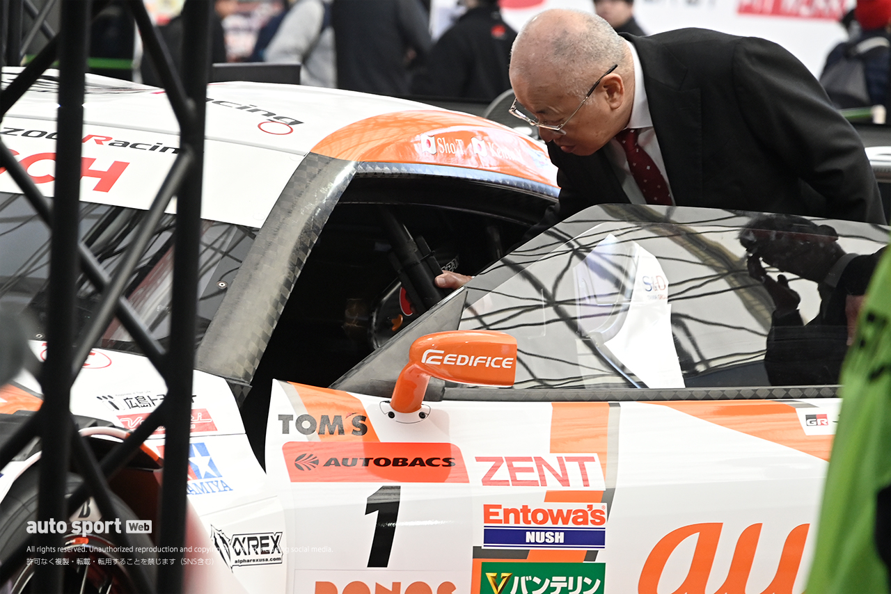 2025年スーパーGT G T500のチャンピオンマシンau TOM’S GR Supraに興味津々のGTアソシエイション（GTA）代表の坂東正明氏