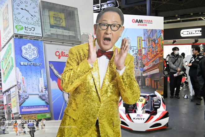 ゴールドの煌びやかなド派手衣装を身にまとったMORIZOさん。思わずよしもと新喜劇のあの音楽が脳内で再生されてしまいそうです(笑)