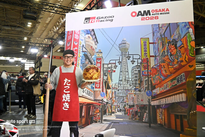 こちらは食い倒れの町とも言われる難波を背景にたこ焼きを掲げるたMORIZOさん。ユーモア溢れるこの発想に思わず笑みが溢れてしまいます。東京オートサロンでも話題となっていた『モリゾウアクリルスタンドガチャ』にも大阪バージョンを含む11種が追加されているそう。気になる方はぜひ足を運んでみてくださいね