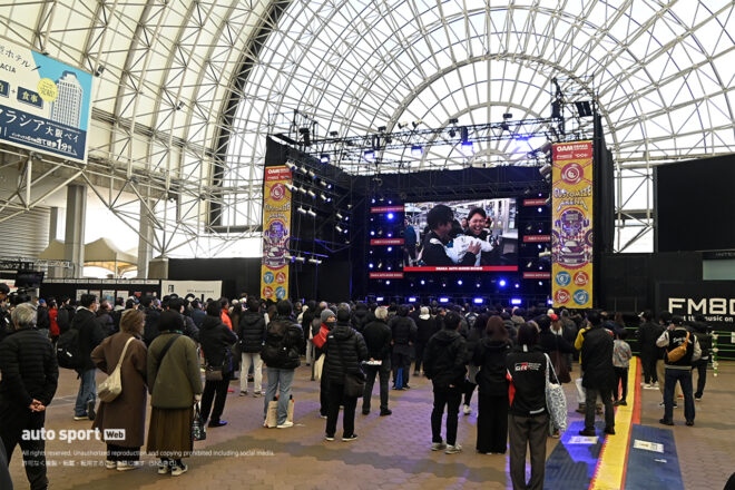 カスタマイズアリーナでは、トークショー前から多くの観客が足を運んでいました